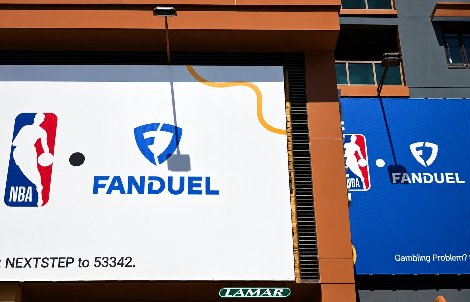 En esta imagen de archivo, correspondiente al 5 de junio de 2024, se exhibe en la fachada de un edificio en Phoenix, Arizona, un anuncio de apuestas deportivas en línea de la NBA y FanDuel. (PATRICK T. FALLON / AFP.JPG)